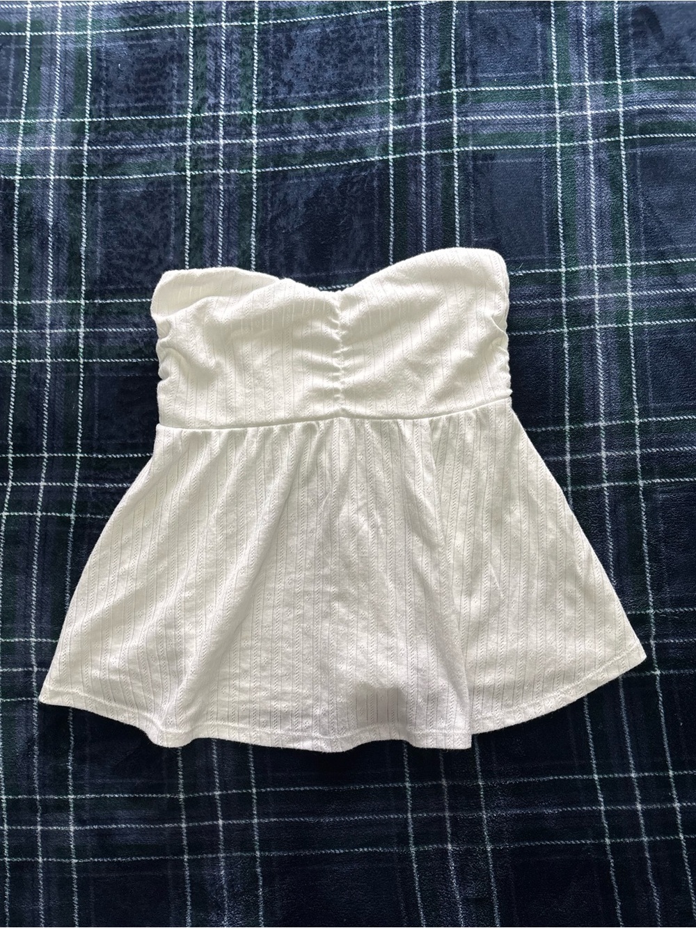 Hollister white babydoll tube w/eyelet detailing.Size M.